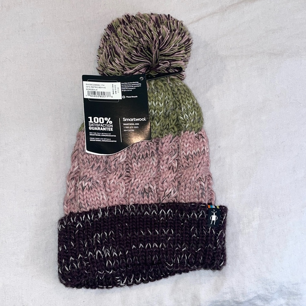 NEW WITH TAGS— SMARTWOOL Isto Retro Beanie Bordeaux